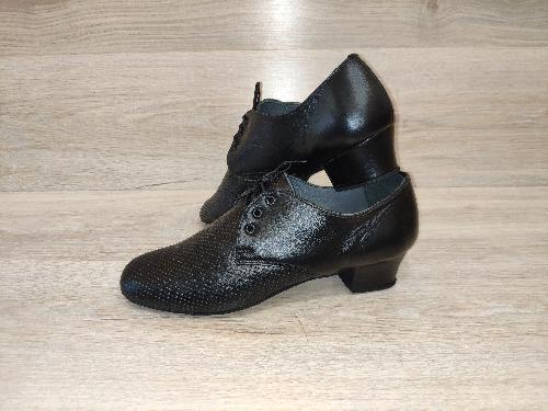 Тренировочная обувь для бальных танцев.